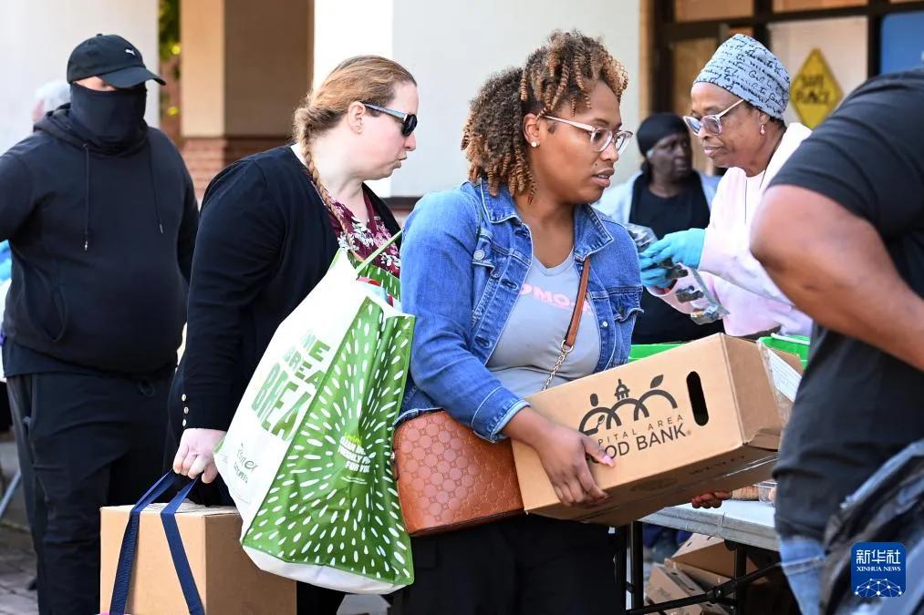 请看美国人均GDP有多虚？号称人均80000美元，联邦雇员一停发薪水，就面临食品