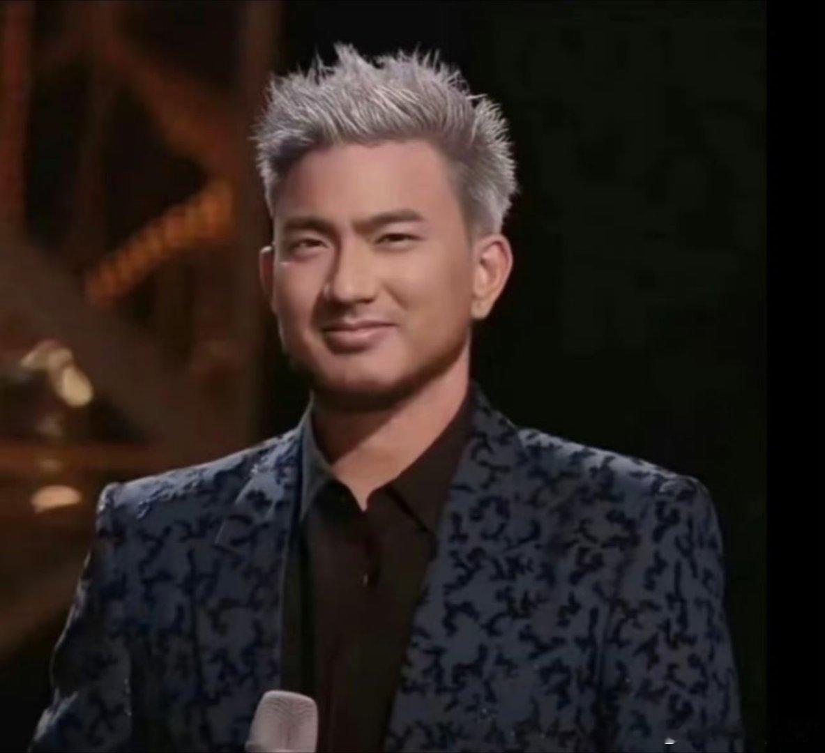 海来阿木换脸亚当回歌手海来阿木自己玩自己的梗，直接换脸亚当回歌手了，这次帮唱狠狠