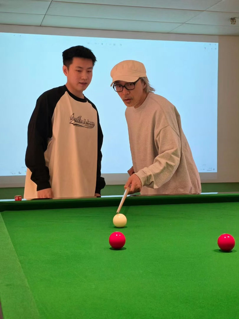 梦幻联动！周星驰晒与赵心童打台球合照，幽默互怼笑翻网友，跨界运动名场面太有梗近日