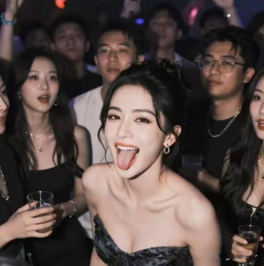 原来以前大家觉得俏皮的“吐舌头”，在国外某些圈子里竟然代表着“性服从”？

要不