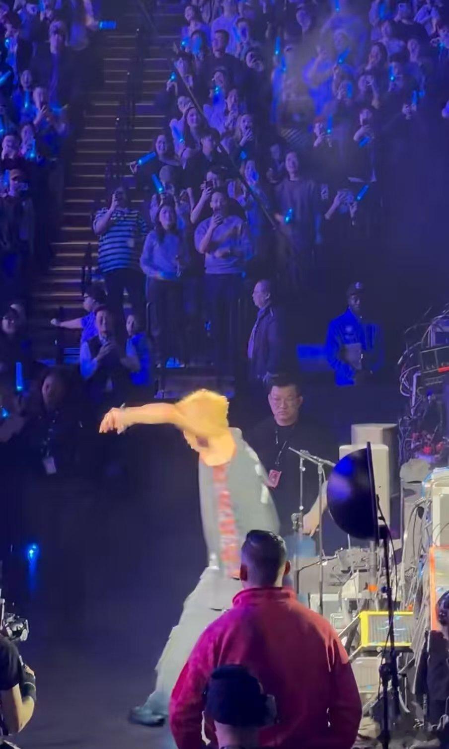 陶喆给自己摔笑场了 你怎么还先笑场了啊！演唱会下台互动时被楼梯卡住不小心摔倒，还