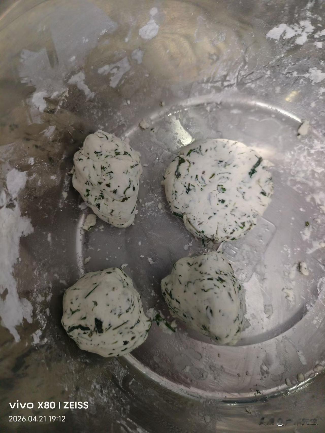 春日的句容，山野田间满是生机，而藏在春风里的地道美味，当属那一口软糯清香的蒿子粑