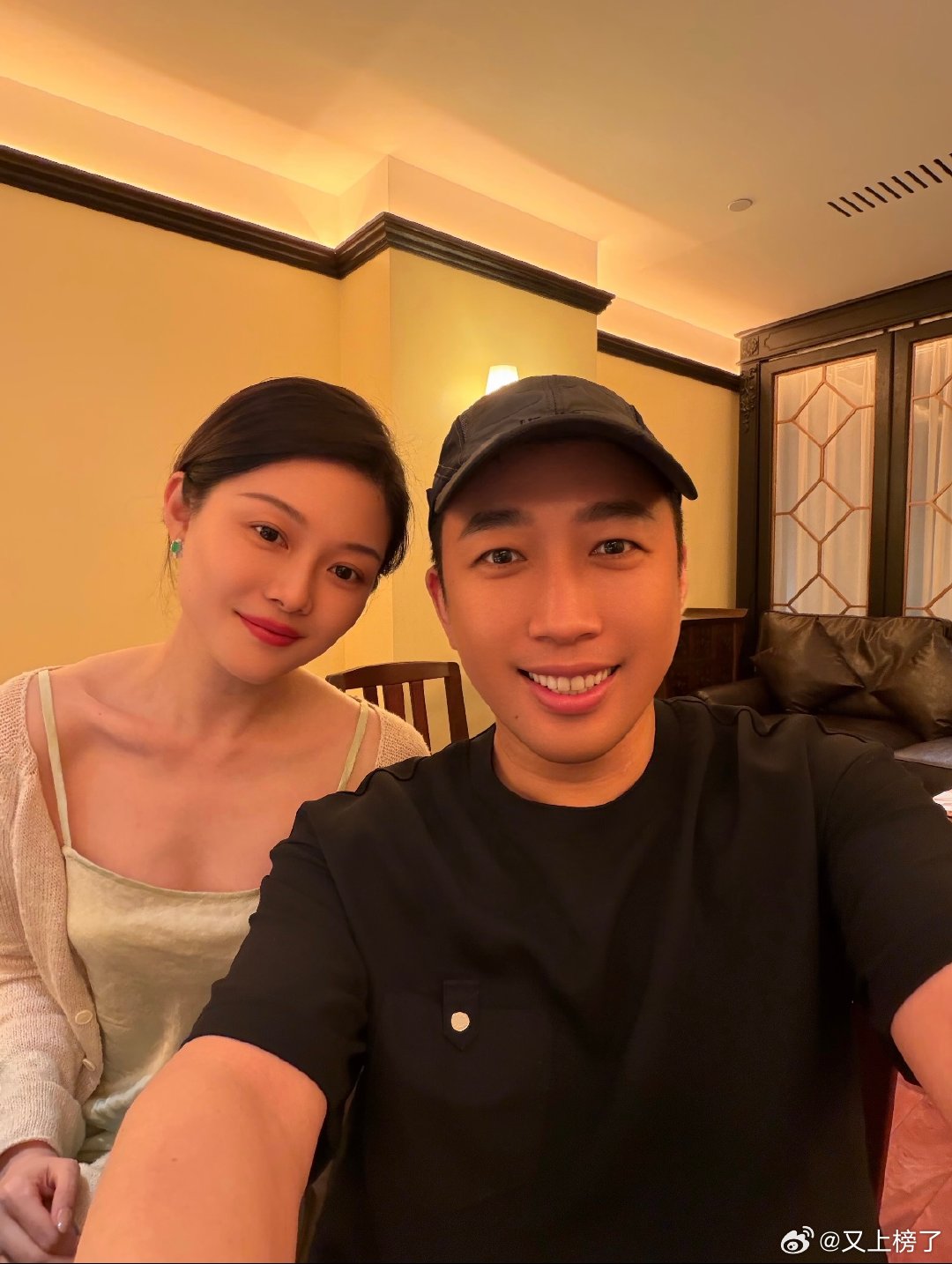 于正晒与晚晚自拍照于正晚晚合影 于正晒与晚晚自拍照 ，满屏都是朋友聚会的松弛感！