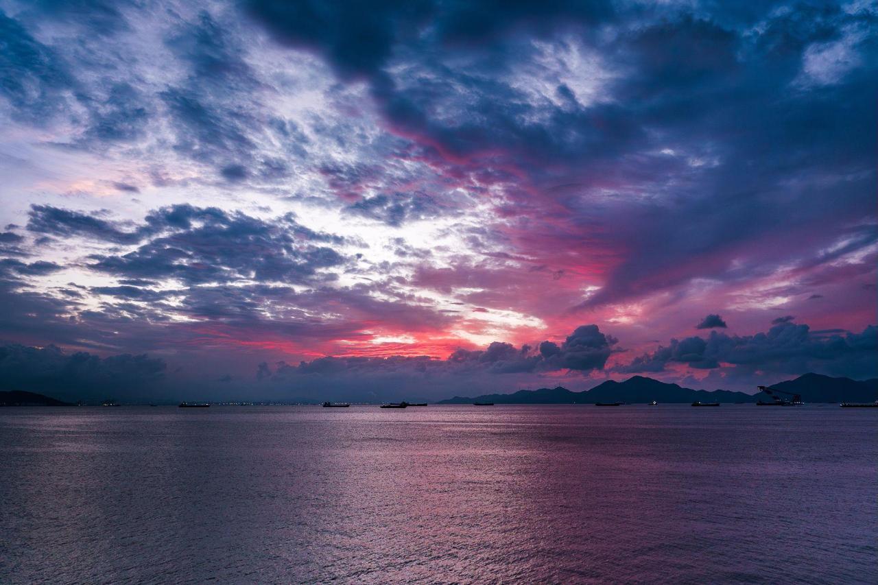 在网络上，时常能听到中年男女对另一半的抱怨。你可别轻易相信，有些人纯粹是为了搞笑