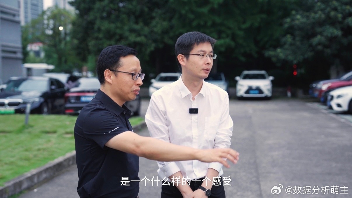 王兴兴体验搭载乾崑技术满配新车宇树王兴兴体验乾崑智驾ADS5 深耕人形机器人的王
