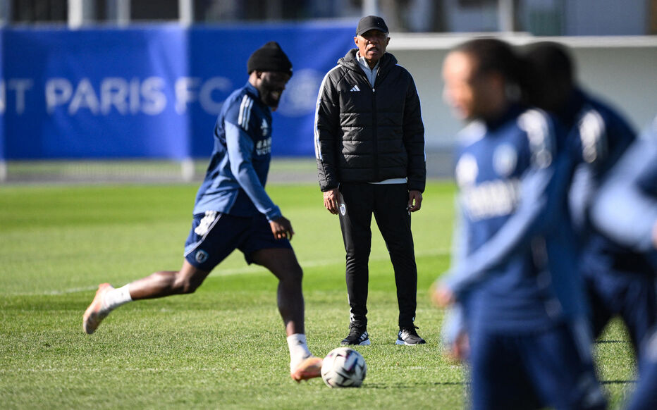 巴黎FC新帅训练时调侃球员：你这啥动作，我奶奶都比你快