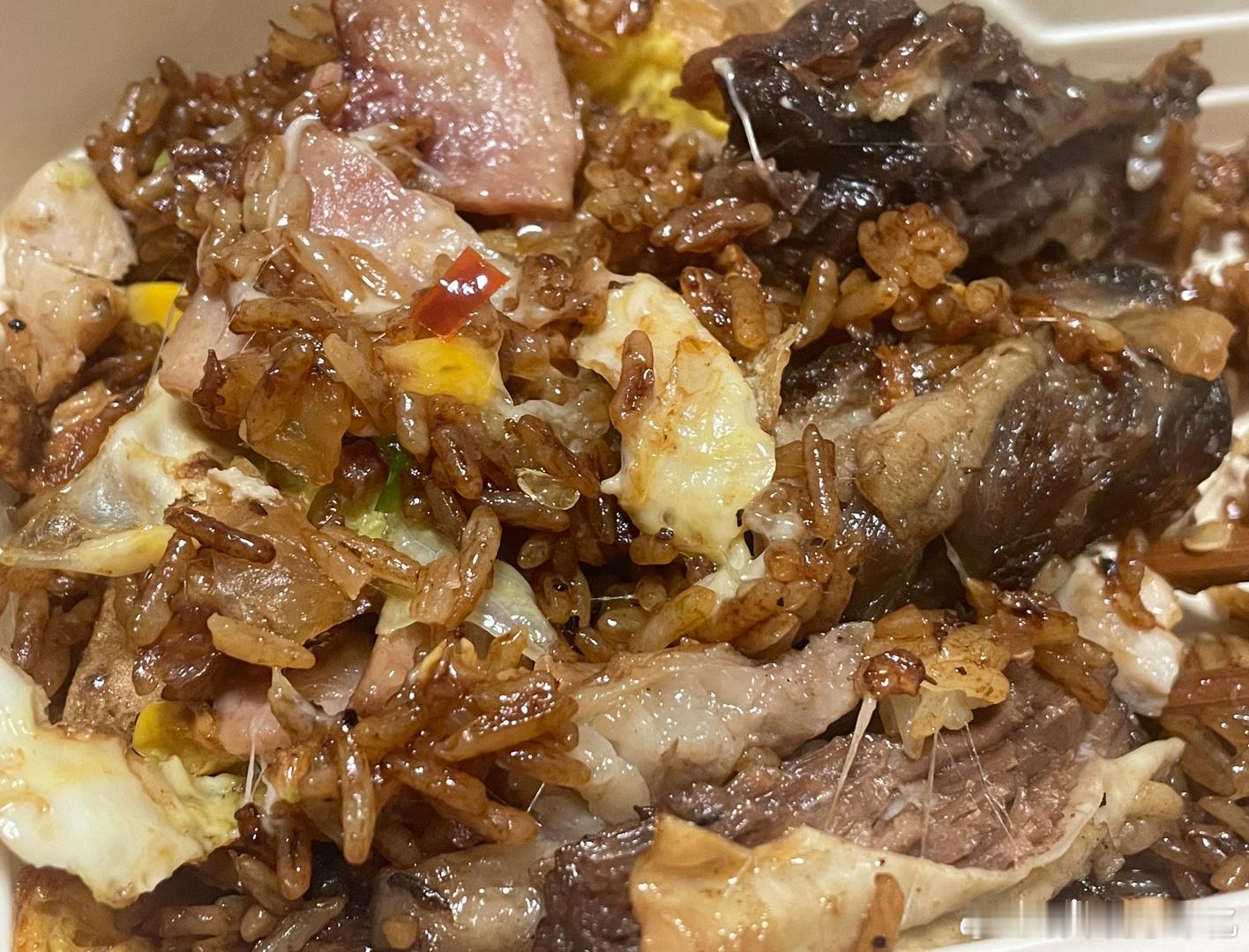 睡前唠嗑，随意提问，大家解答到家后他给我拿了零食热了牛肉饭，里面好多至少～泡脚水