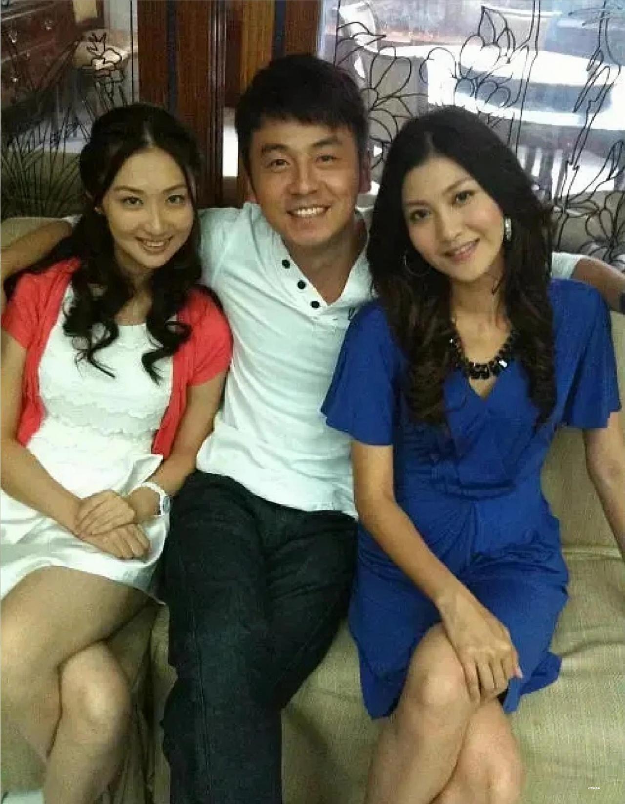 中间笑的一脸灿烂的“黑小子”是谁呀？能让两大女神贴肩而坐。
他笑的眼睛眯成一条缝