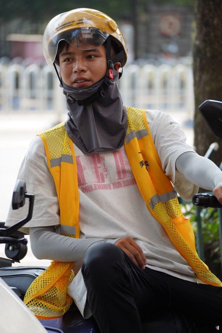 怎么就有人能把普普通通的头盔、平平无奇的冰丝面罩＆袖套戴得这么好看 
