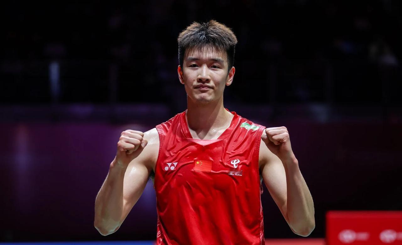 打破夺冠后下一站就一轮游的魔咒，新加坡公开赛李诗沣通过首轮关。

具体比分：李诗