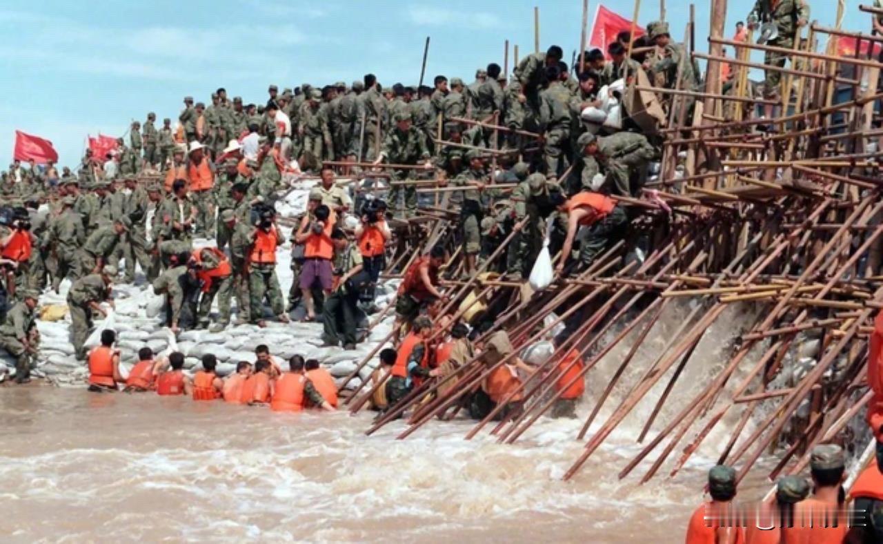历史上今天：

1998年8月7日13时左右，江西九江长江城防大堤4号至5号闸口