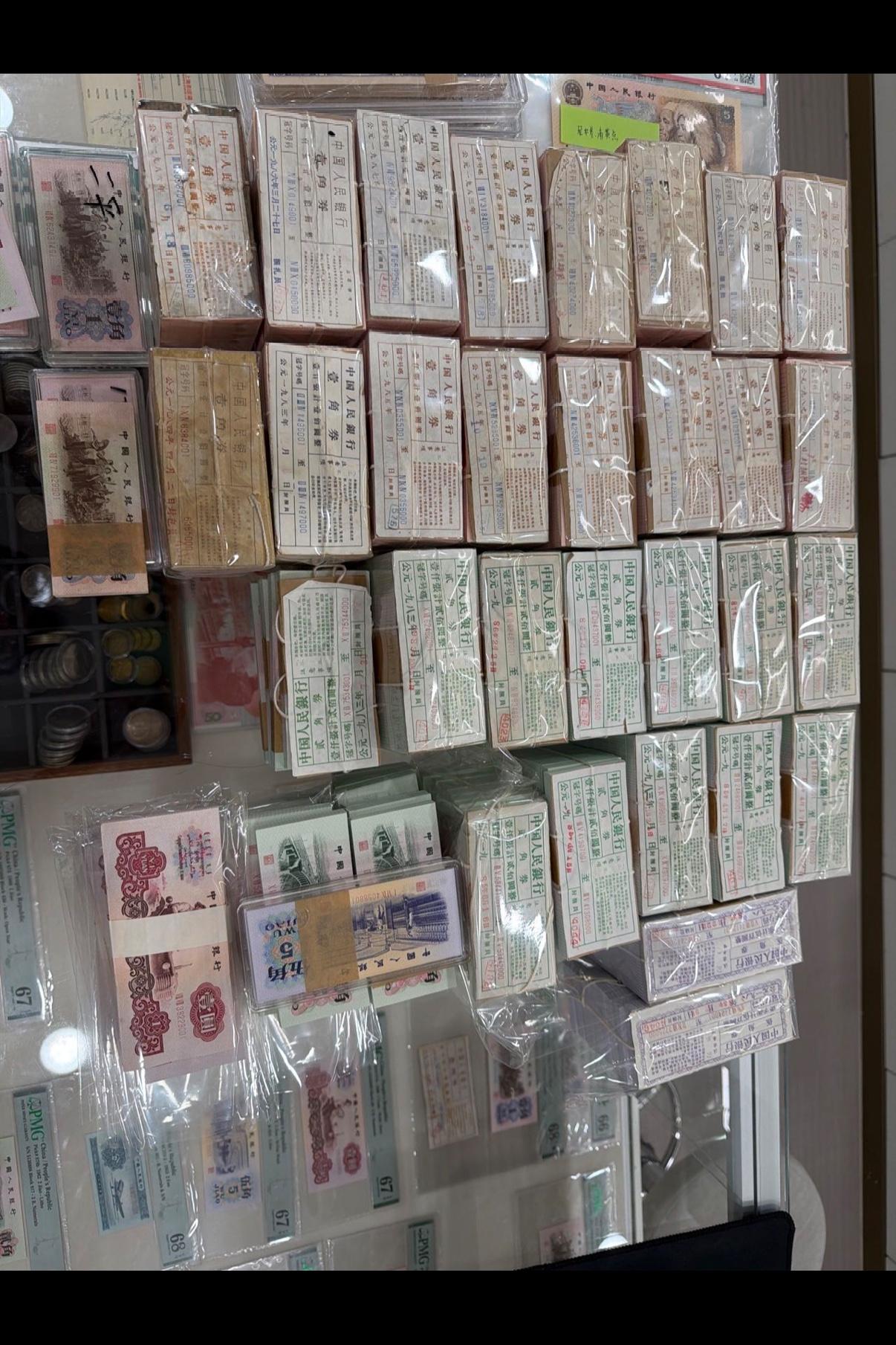 今天去卢工邮币卡市场，让我从此断了邮币卡致富这条路，一眼望去摊位全是卖捆刀的高货