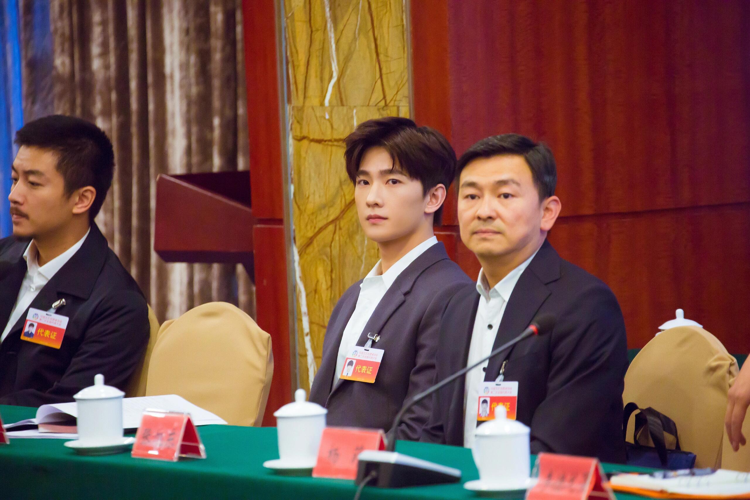 杨洋摩登熟男风味杨洋身形挺拔大气，自带高干文男主那股松弛贵气，日常随性从容，稳重
