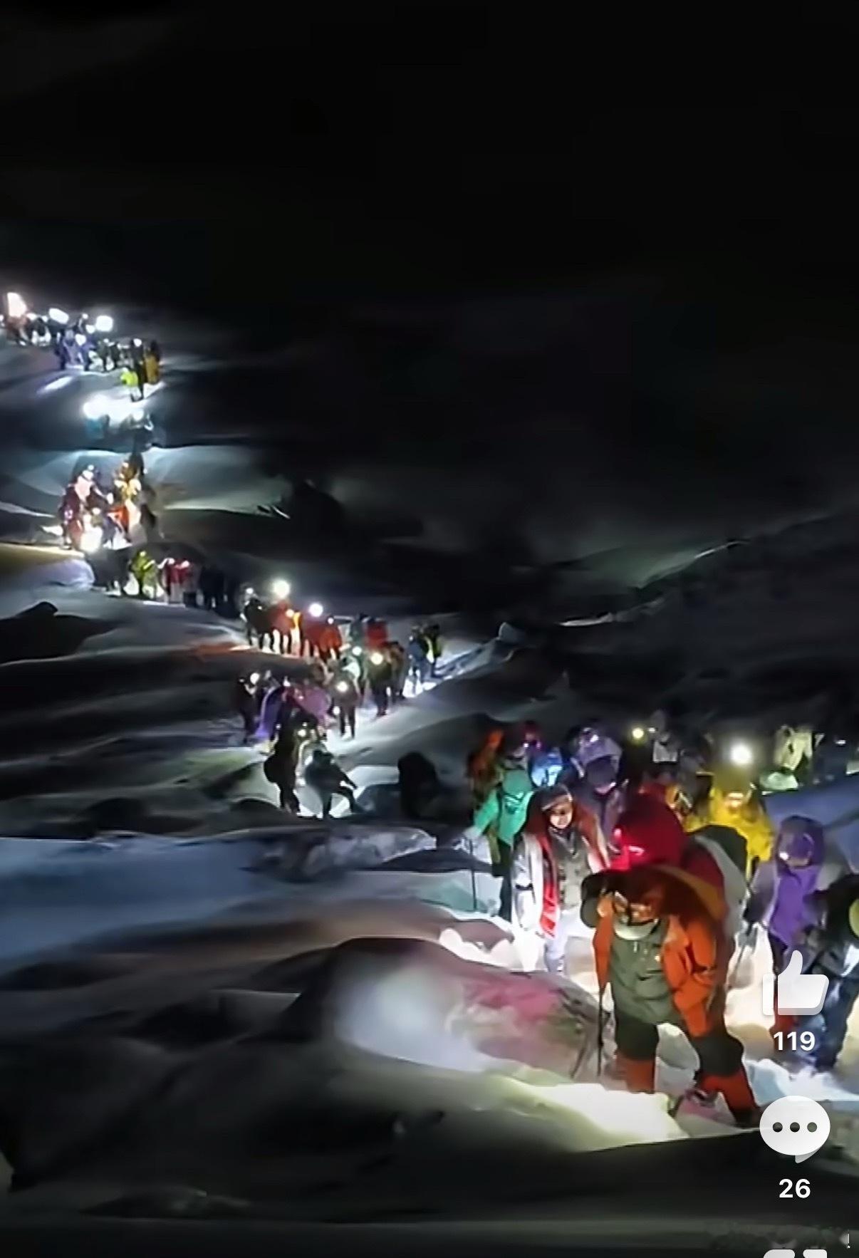 nb！大自然根本阻止不了人类探索的步伐！海拔5000米的雪山堵得人山人海