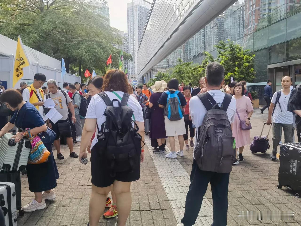 周末的福田口岸，到处都是来自香港的旅行团。跟十几年前相比，现在港人反向北上成了一