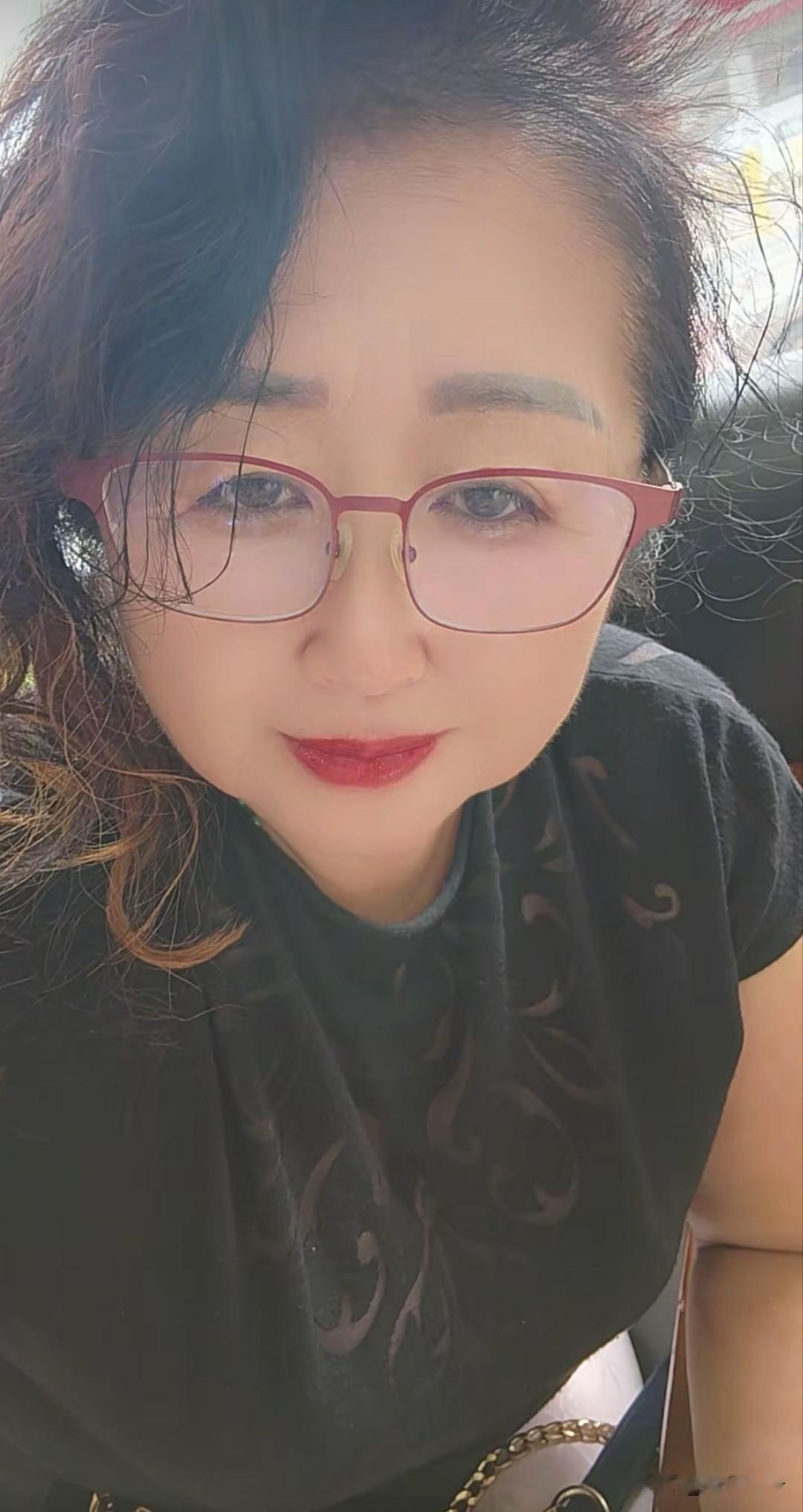 这是我最爱的女人，爱来自于信任。昨晚我心甘情愿当着她的面喝醉。一杯酒足以让我睡到
