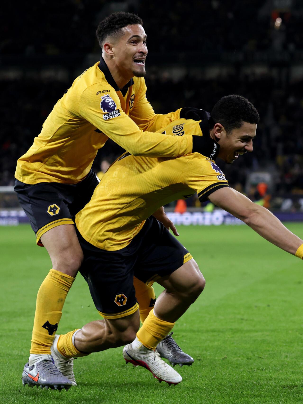 狼队赛季第三胜，是赢了卫冕冠军利物浦。这三个主场，逼平了阿森纳，击败了维拉和利物