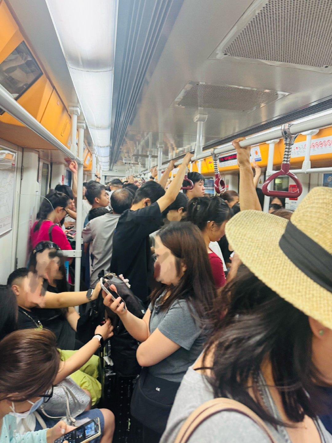 真是服了，地铁从早到晚都是这么多人，真的没见过人少的时候。今天又不是周末，怎么还