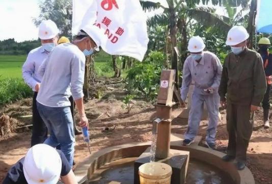 中国援建队伍在几内亚免费帮村里打出清澈的水井，本以为能换来当地人的真心感谢，没想