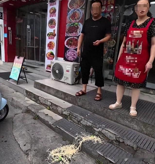 江苏苏州，男子在超市买东西时，找零了5元纸币和9毛的硬币。他走进面馆，花12块钱
