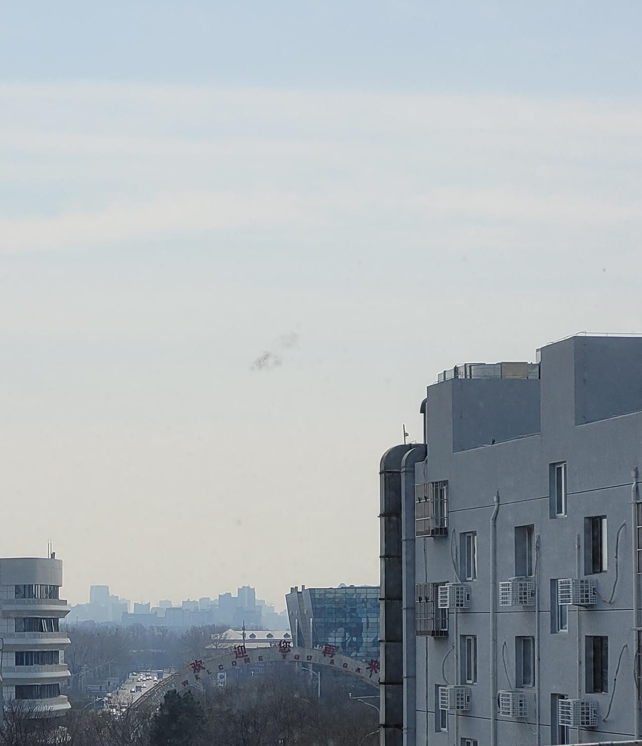 北京空气良68，四周天边较灰，上空浅蓝，轻霾。明后天：良与轻度雾霾。附照片与北京