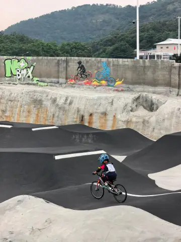 为锻炼哥哥的平衡感和协调性临时加个新项目，小练一下大连环境真好啊！我真心觉得是国