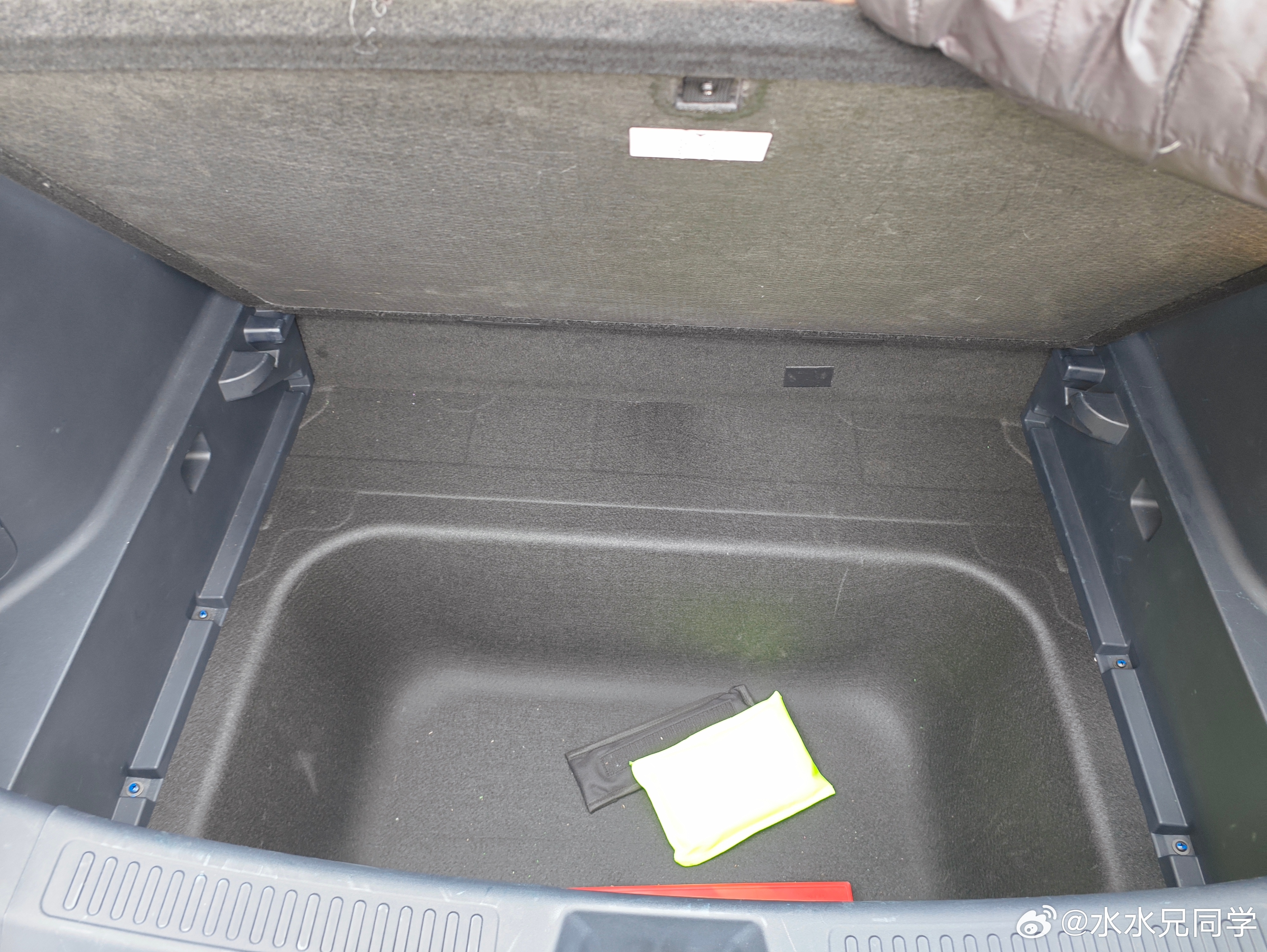 你能想象一个六万块钱的小车也能给你第3排的负1楼深坑？还有一排二排全放倒的内部空