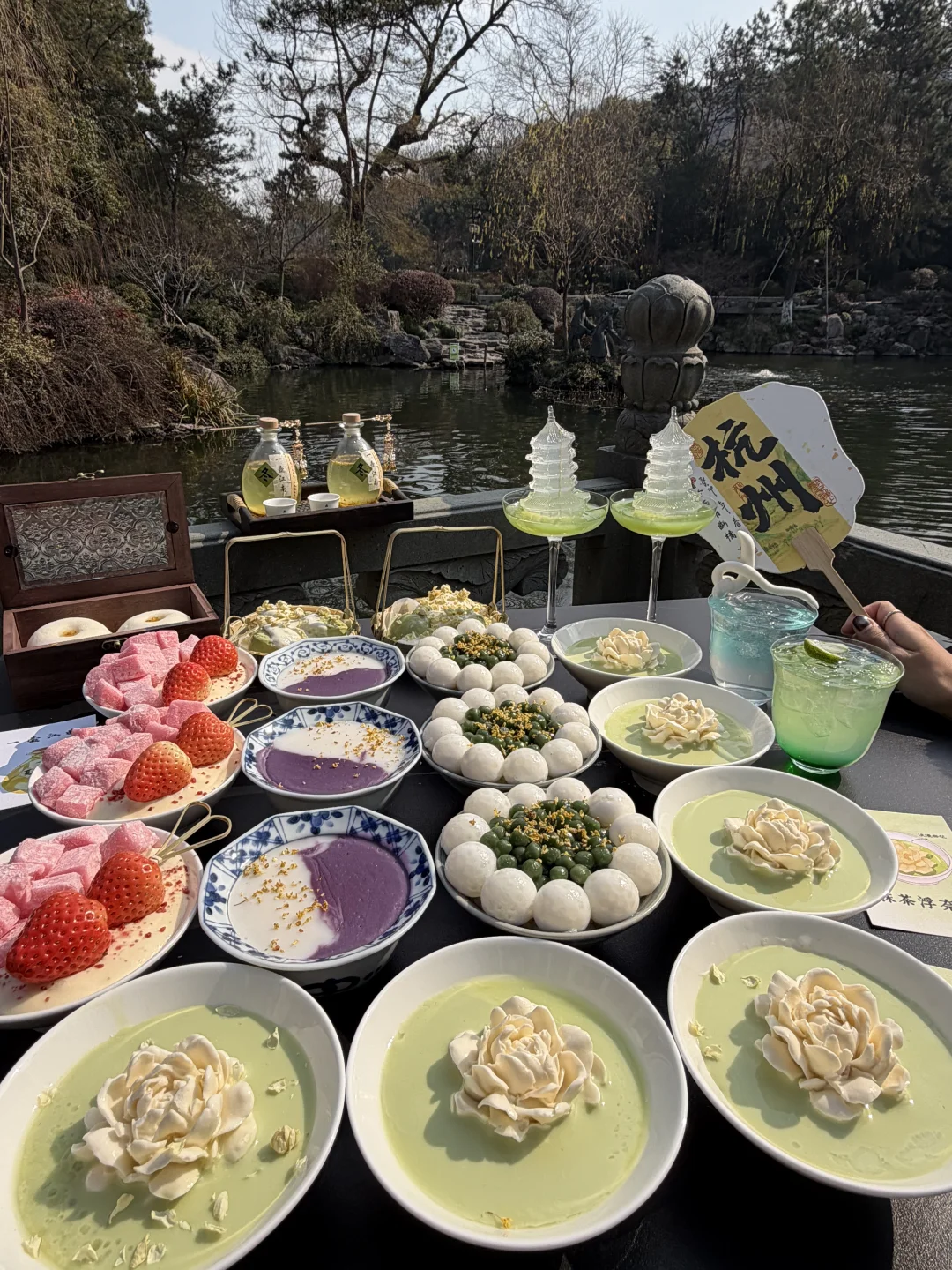 杭州西湖边，经常一个人来的，好chill