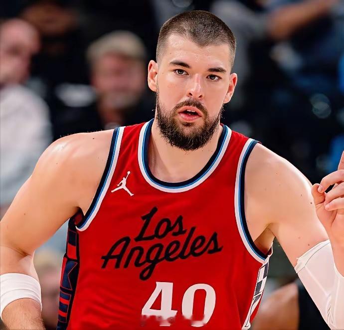 快船豪取两连胜！祖巴茨：坏了这可咋办？首发不保！！！上一场他踩伤脚，快船却赢了湖