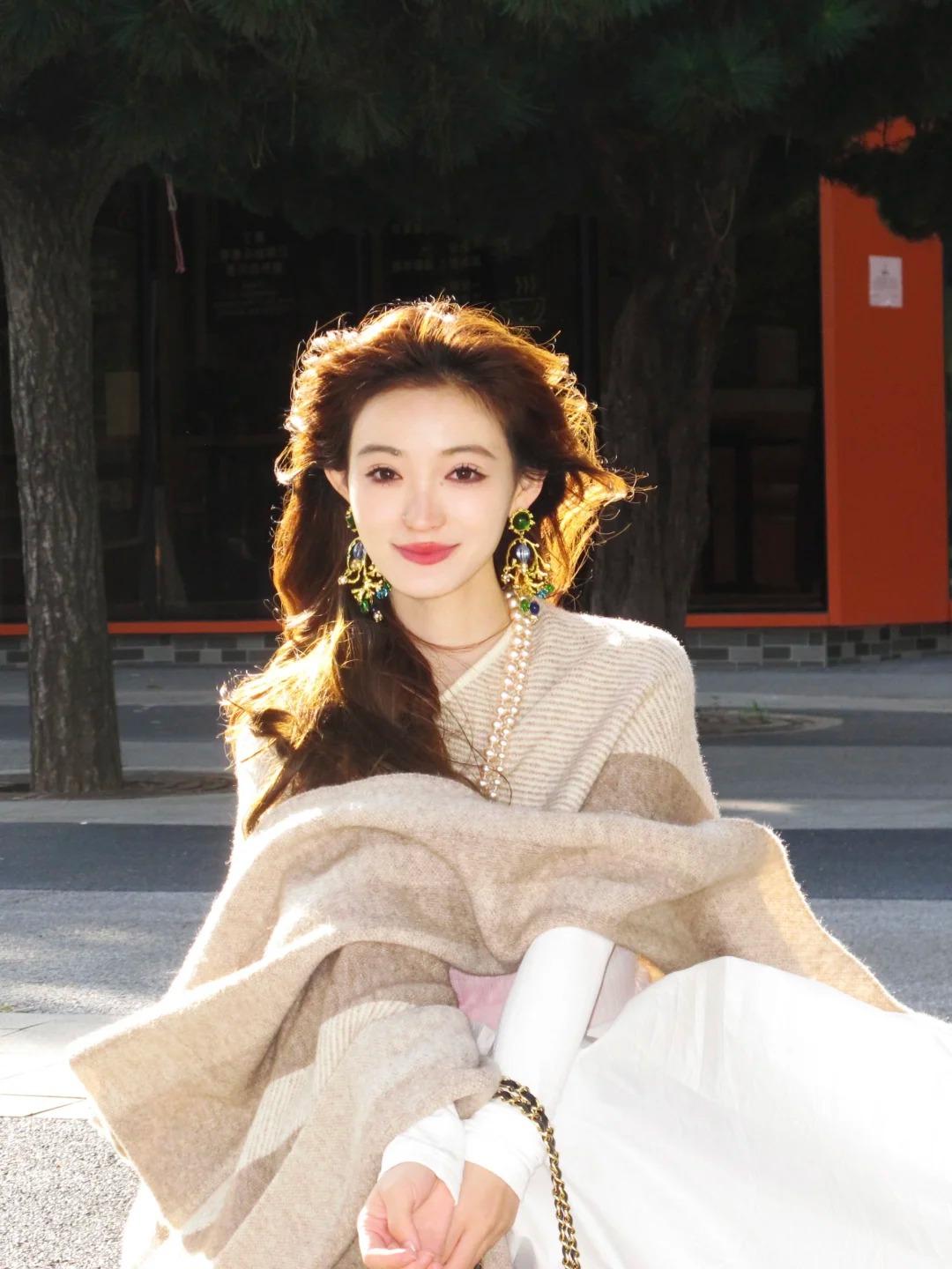 烈焰红唇，双眸永远带着无限笑意的模特小姐姐，她的头发如陈年宣纸上晕开的浓墨，自带