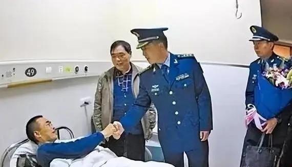 1988年，歼-6飞行员坠入深山后重伤昏迷，幸被江西农民所救，27年后，农民妻子