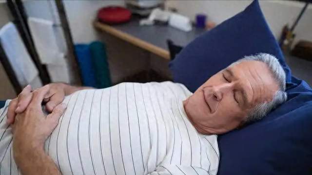 医生发现：喜欢饭后就午睡的老年人，不出三个月，身体或有4变化