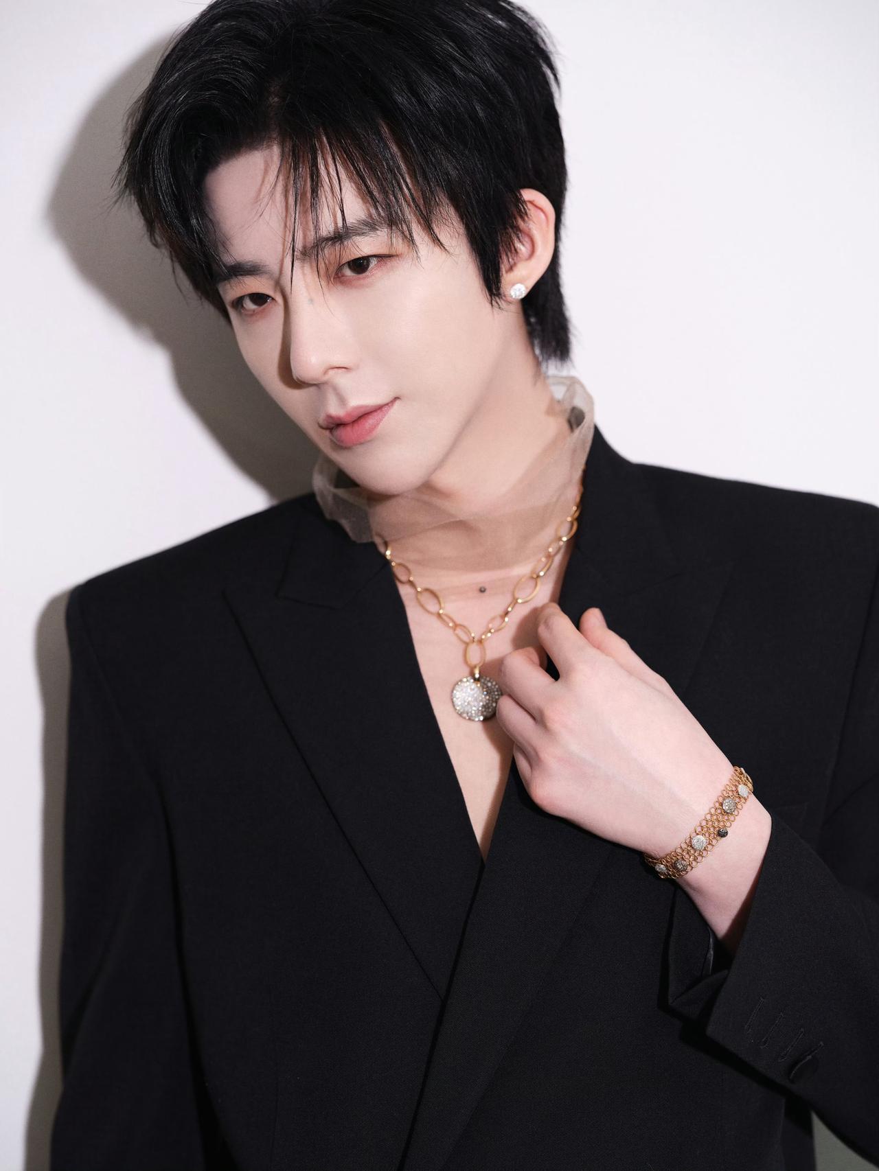 刘宇宁为什么看起来没背景，还总是被嘲丑，但却总有男主戏可演？
说到底，因为资本喜