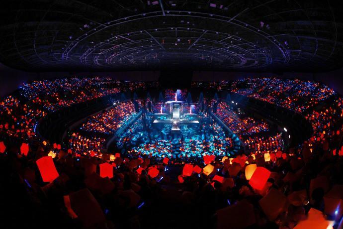 李宇春演唱会万盏孔明灯点亮的瞬间，氛围感直接焊死在顶点！没有复杂的特效堆砌，就是