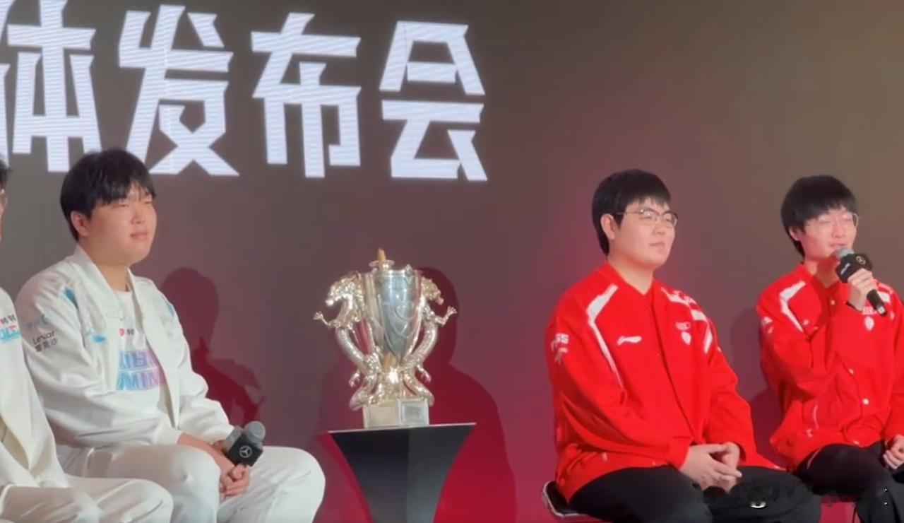 春决媒体日现场的火药味好浓啊[捂脸]Bin和369发完言不会在后台干起来吧！
3