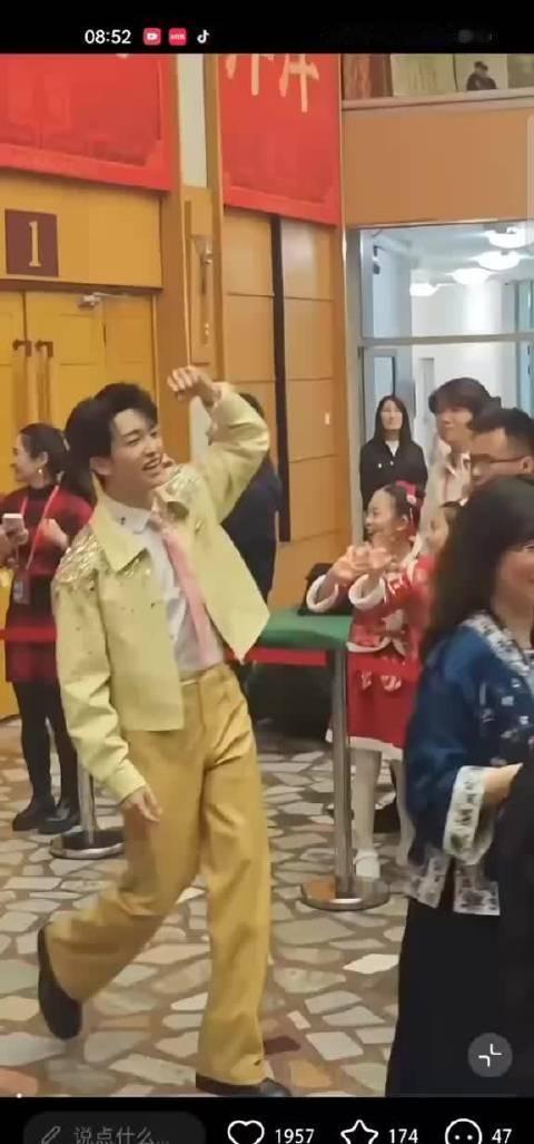 二登春晚的黄子弘凡彻底解锁松弛感！舞台上气场全开稳得住，台下秒切社交达人模式，跑