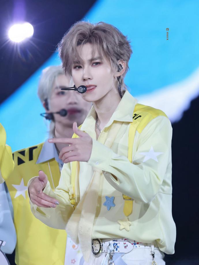 谁的快乐又回来了！张真源重现提裤子名场面也太可爱了吧，瞬间梦回之前的名场面，看完