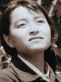 1995年，褚时健的掌上明珠褚映群被洛阳警方带走，4个月后，褚映群在狱中自杀身亡