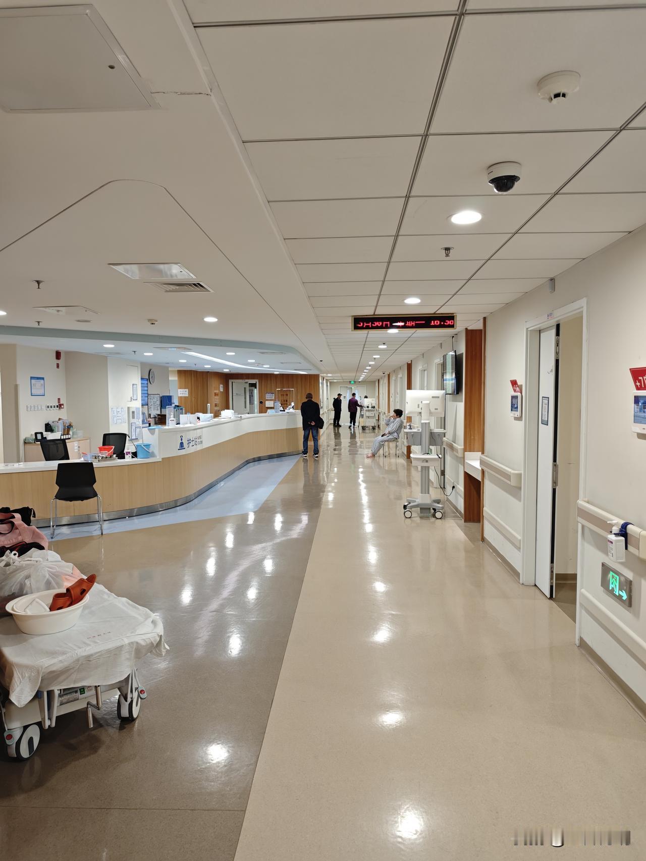 住进来的病人，大都要经历3~4天的检查，然后第5天做手术，第8天出院。

我说出