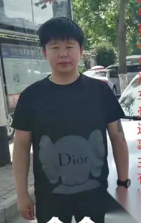 她嫁他那天，没要彩礼。

甚至没问过他存折里有多少钱。

所有人都猜她图什么——