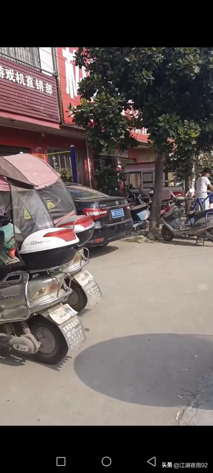 清晨，邓州构林镇古镇路车水马龙，行人拥挤，原来是棉花厂对面新开了一家超市。
超市