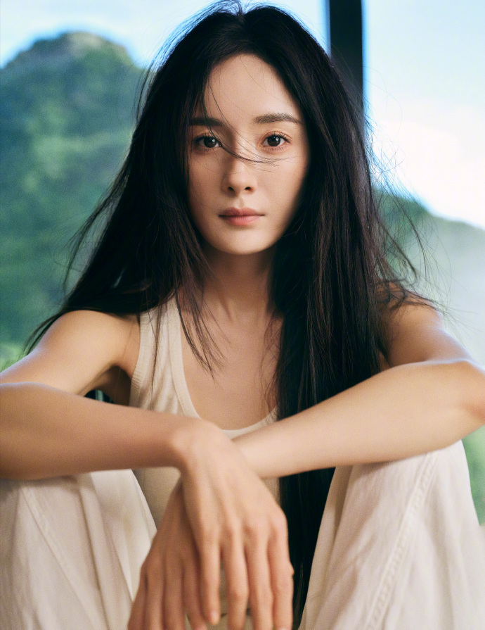 杨幂生活感大片  杨幂生活感大片，拍的真的是太有质感了呀，祝咱们的姐生日快乐~感