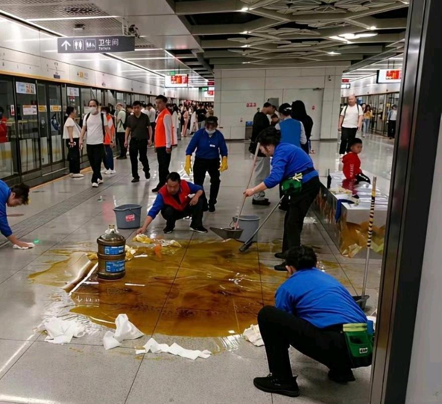 地铁的保洁天都要塌了。 