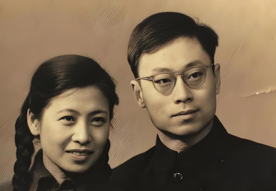 1967年，于敏兴奋地跟妻子提议："氢弹成功了，咱买只烧鸡庆祝下？"妻子叹着气说