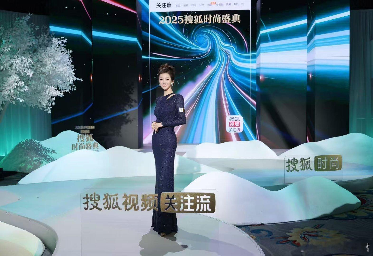 搜狐时尚盛典 朱梓橦身穿优雅礼服，自带独特气场，往那一站时尚表现力太可了！ 