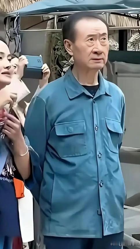第一眼看见大佬，心里纳闷怎么就穿件普通工装。
回过神才清楚，是我见识太浅。
这件