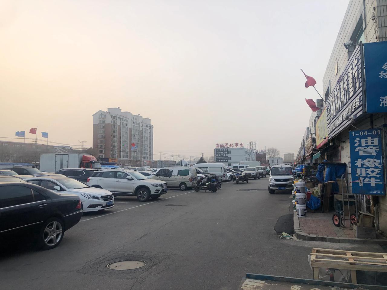 今天整天都阴阴的，整个塔湾汽配城都没有人 加上 朋友圈 不断增加的小阳人 让人心