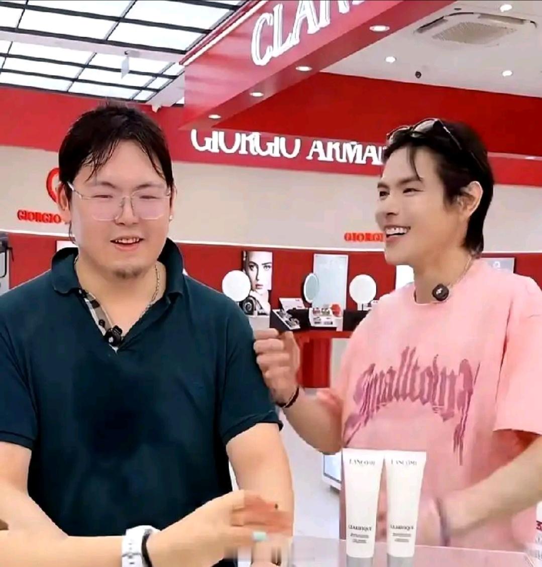 向佐出来做直播我忍了，带着弟弟一起开直播我也忍了，无法理解的是，弟弟向佑明知道要