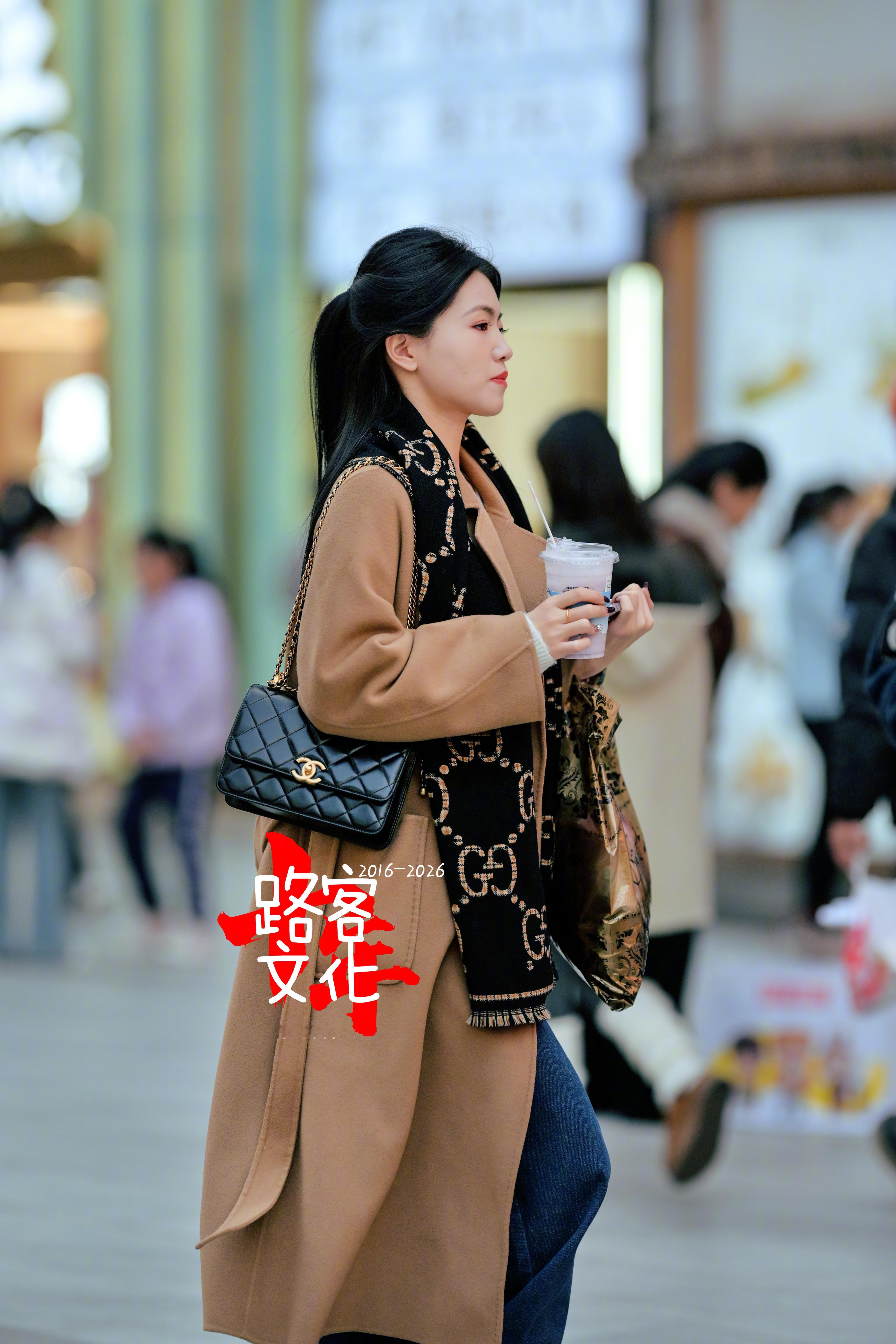 来一张半身侧面 