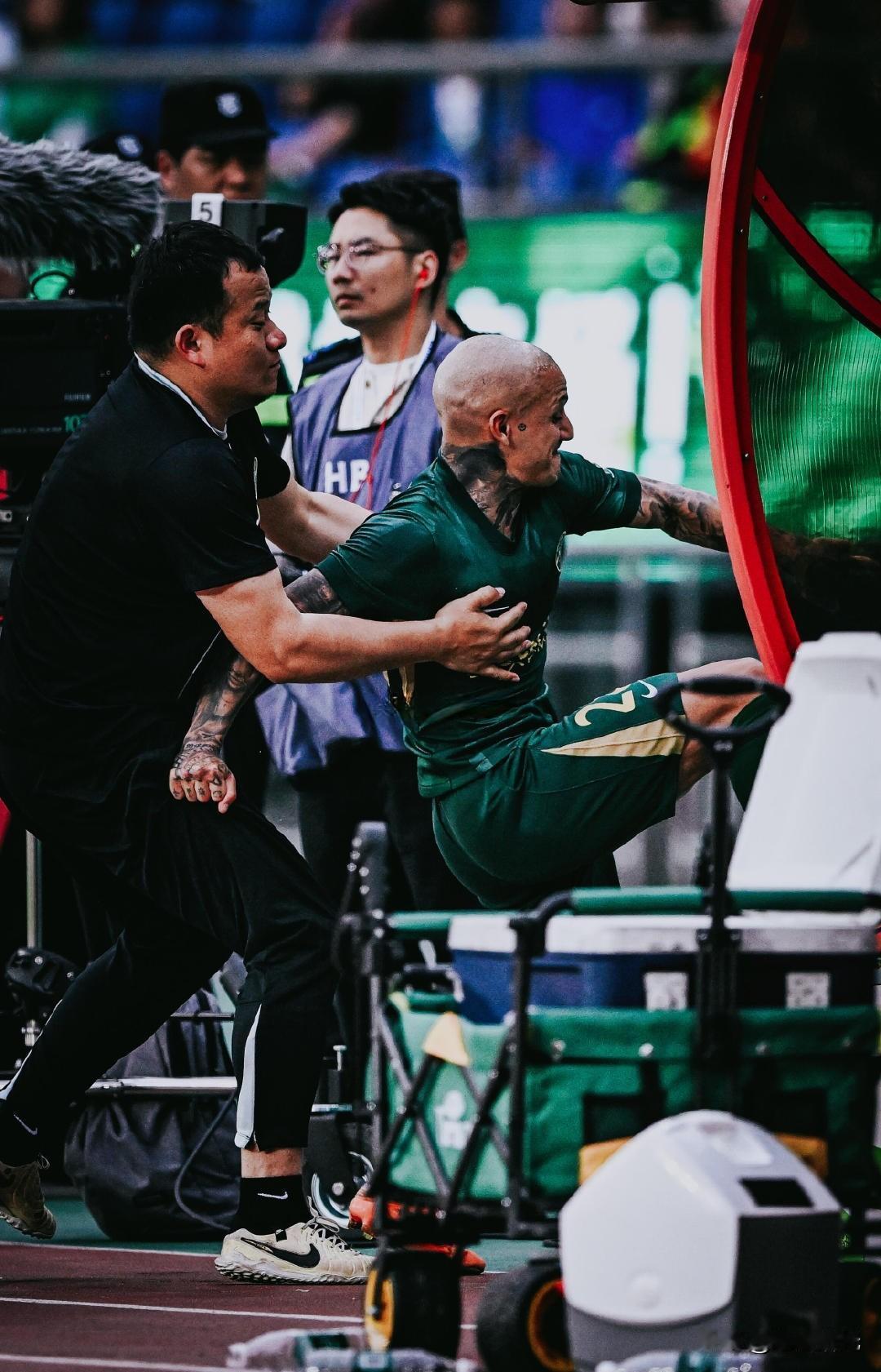 从球场撒野到骨子里的傲慢：米特里策事件撕开的西方偏见真相
 
中超赛场上，浙江队